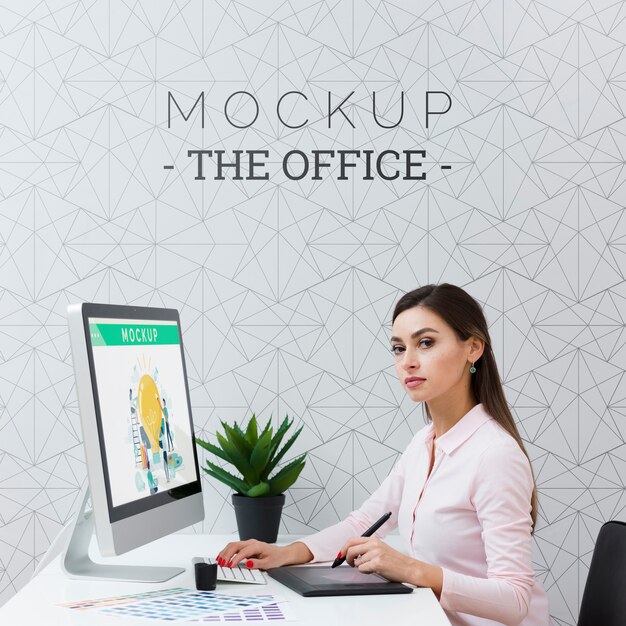 Mujer trabajando en computadora