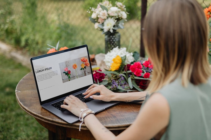 PSD mujer trabajando en su computadora portátil en el jardín