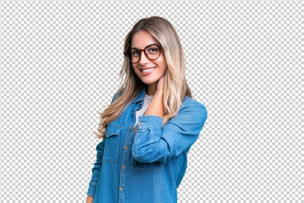 Mujer uruguaya joven en el fondo aislado riendo