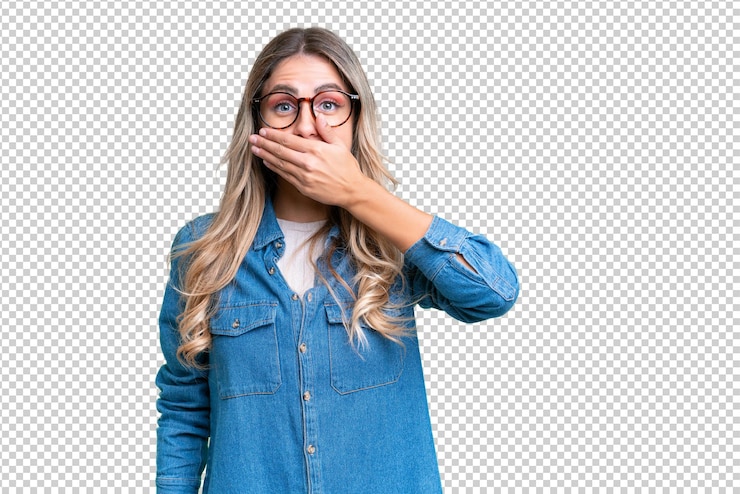 PSD mujer uruguaya joven sobre un fondo aislado cubriendo la boca con la mano