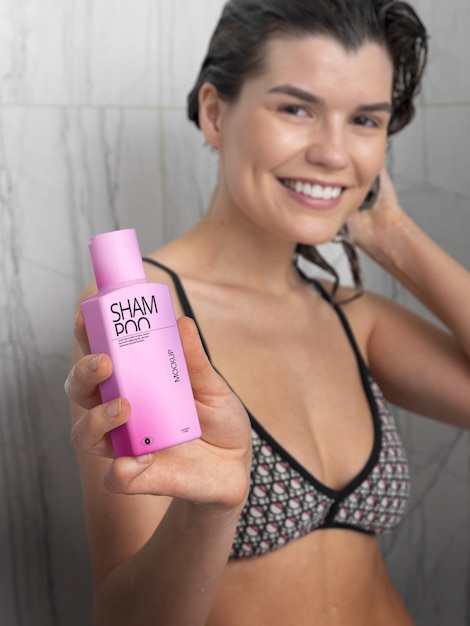 PSD mujer usando una botella de champú simulada en la ducha