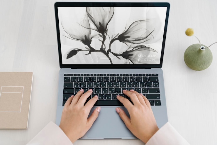 PSD mujer usando una maqueta de laptop