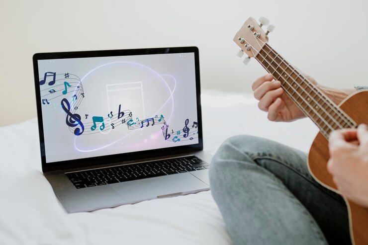 PSD mujer usando una maqueta de pantalla de portátil mientras toca el ukulele durante la cuarentena