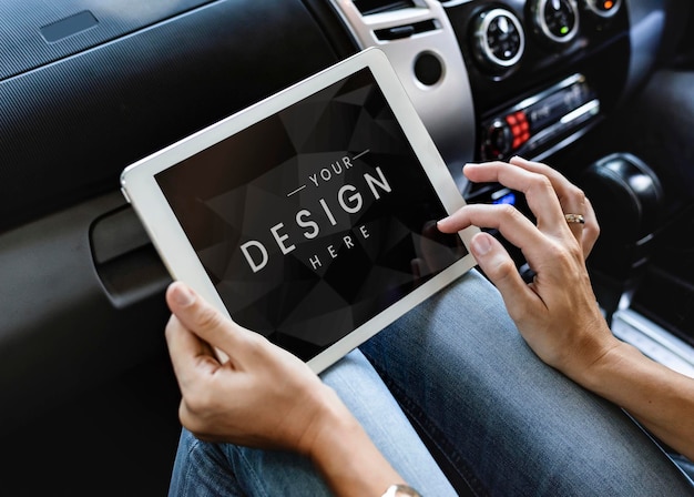 Mujer usando una maqueta de pantalla de tableta digital en un coche