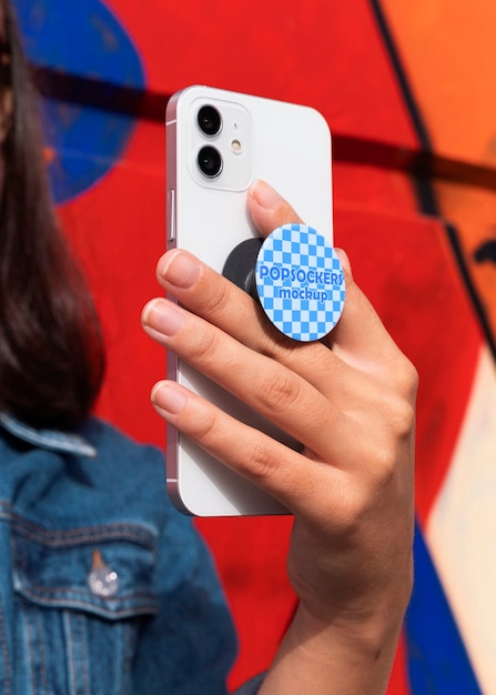 PSD mujer usando popsockets en el teléfono