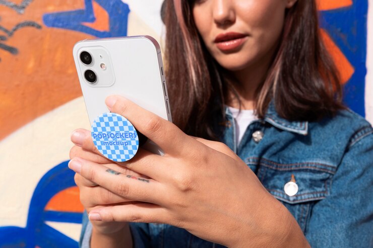 PSD mujer usando popsockets en el teléfono