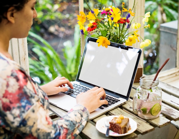 Mujer, utilizar, un, computador portatil