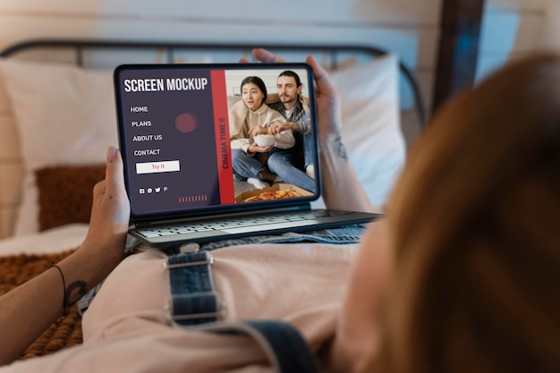 Mujer viendo series en una pantalla de maqueta