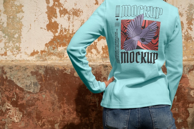 Mujer de vista trasera posando con un jumper