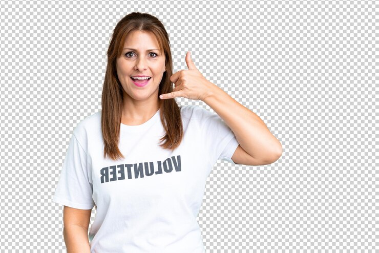 PSD mujer voluntaria de mediana edad sobre un fondo aislado haciendo gestos telefónicos llámame de nuevo firmar