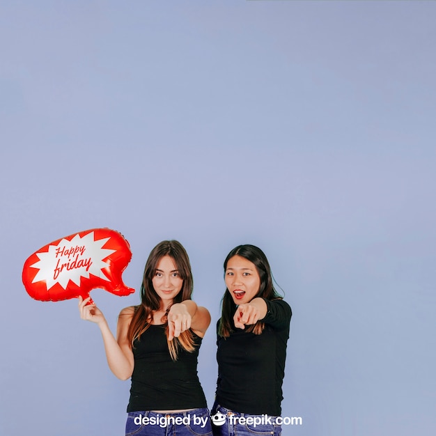 PSD mujeres apuntando adelante con mockup de globo de texto