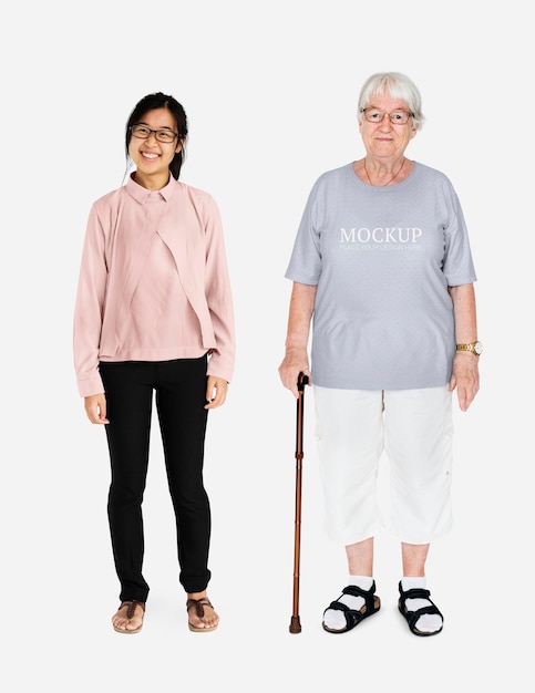 Mujeres felices y diversas con modelos de camisas