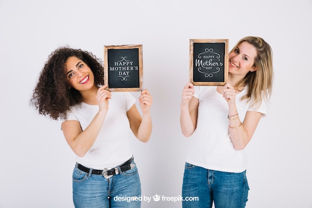 PSD mujeres jóvenes enseñando pizarra