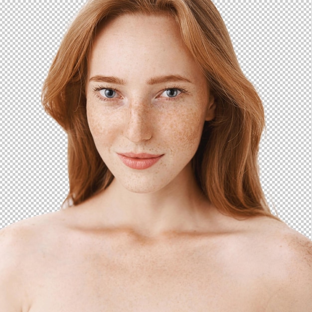 Mulher adulta atraente e ruiva magra com sardas e cabelo ruivo natural em pé, nua, sorrindo sensualmente olhando com interesse e desejo