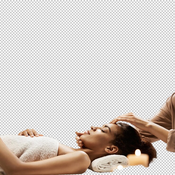 PSD mulher africana atraente a desfrutar de uma massagem facial num salão de spa.