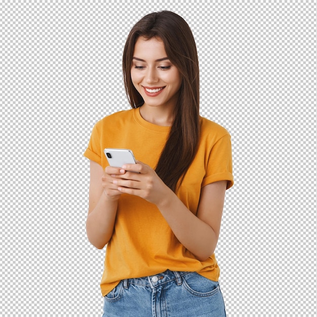 Mulher alegre, amigável, feminina, de camisa amarela, enviando mensagens, sorrindo, feliz e encantada, navegando na internet usando smartphone, fazendo compras, sexta-feira negra, encomenda online, fundo branco.
