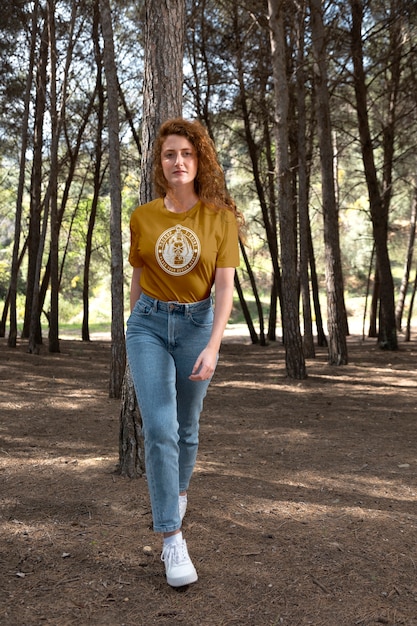 Mulher ao ar livre na natureza usando maquete de camiseta