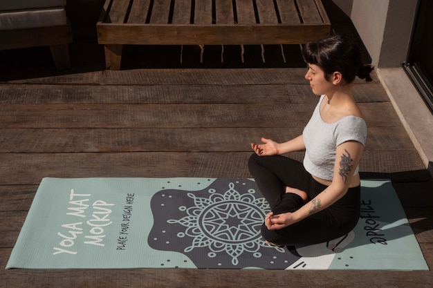 PSD mulher atlética com design de maquete de tapete de ioga