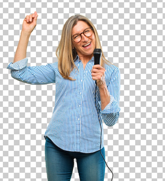 Mulher bonita sênior com um microfone