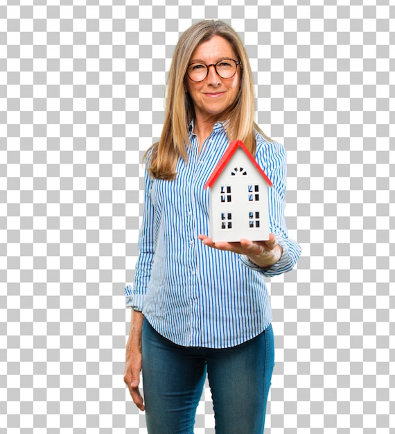Mulher bonita sênior com um modelo de casa