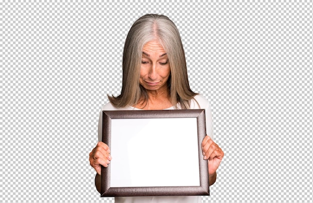 Mulher bonita sênior de cabelos grisalhos com uma moldura de espaço de cópia branca