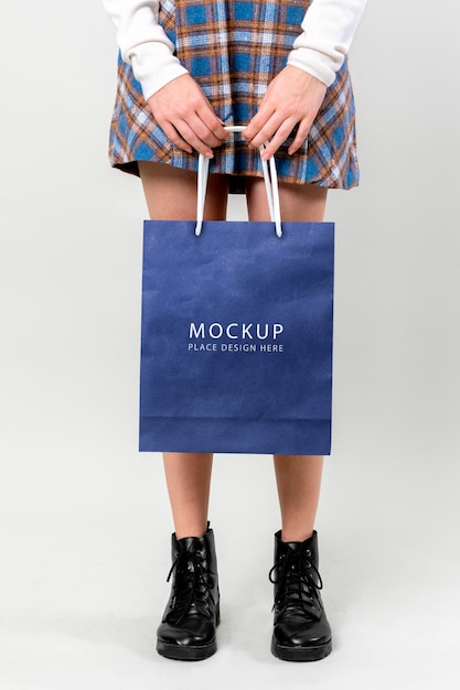 Mulher carregando uma maquete de sacola de compras