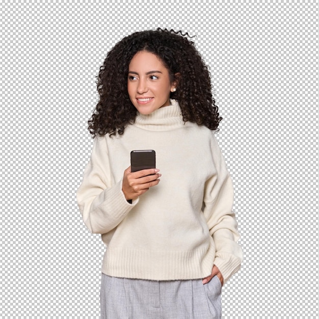 Mulher com cabelos encaracolados sorrindo e segurando smartphone