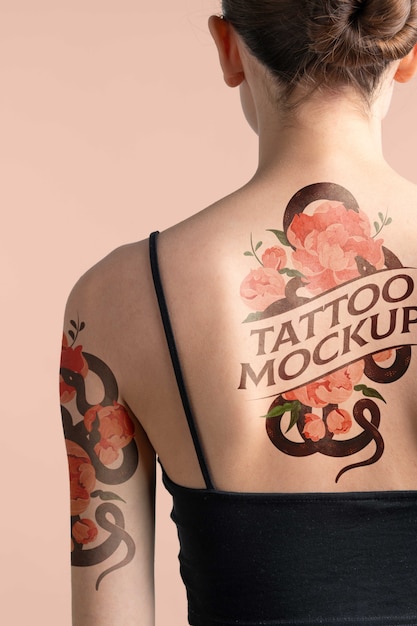 Mulher com maquete de tatuagem no peito e braços