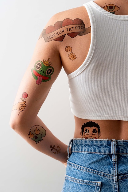 Mulher com maquete de tatuagem