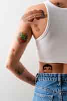 PSD mulher com maquete de tatuagem
