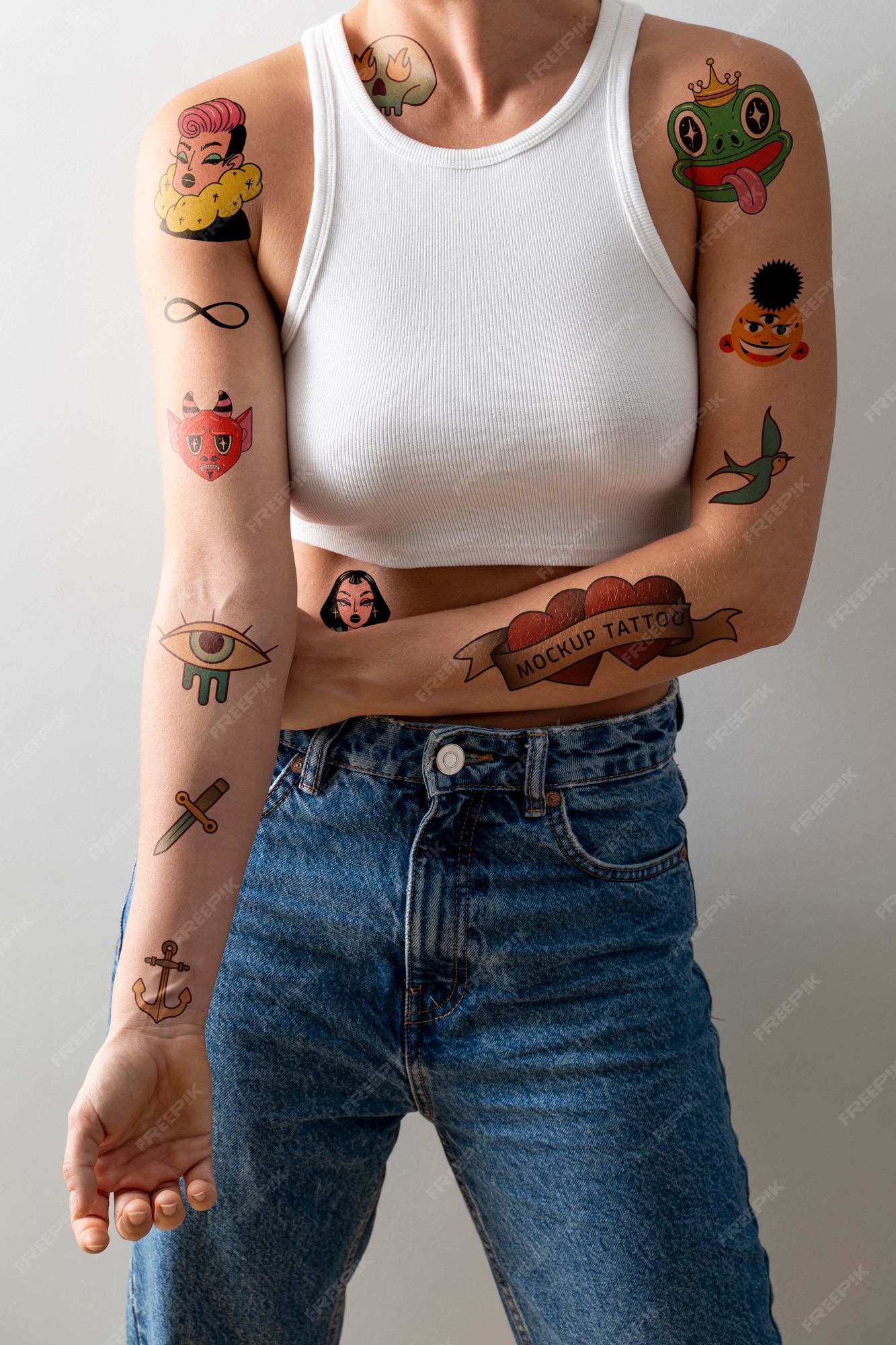 Mulher com maquete de tatuagem no peito e braços