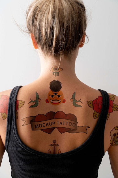 PSD mulher com maquete de tatuagem