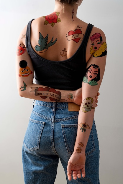 PSD mulher com maquete de tatuagem