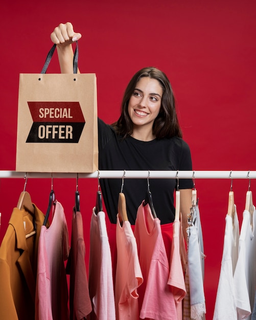 Mulher com sacola de compras na sexta-feira negra