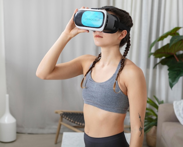 Mulher com tiro médio usando óculos vr dentro de casa