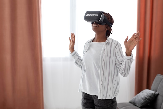 Mulher com tiro médio usando óculos vr