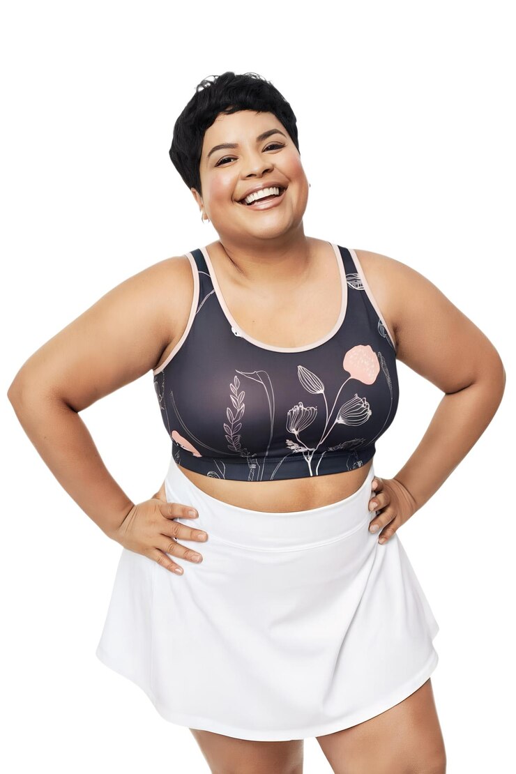 PSD mulher confiante e grande sorrindo em roupa esportiva em fundo branco