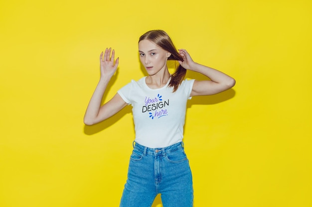 Mulher de camiseta branca e calças de ganga