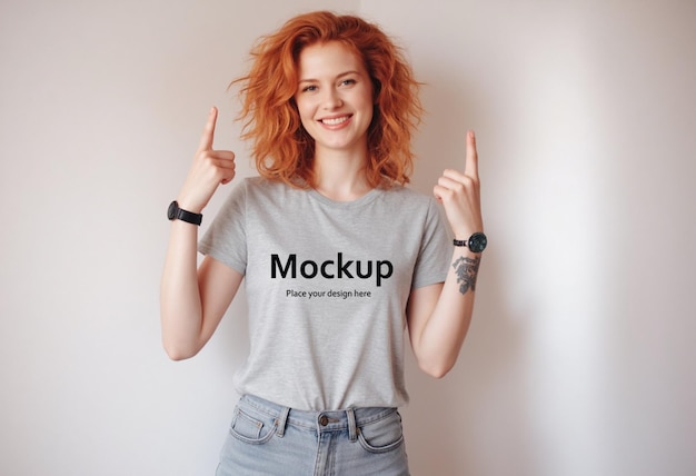 Mulher de camiseta cinzenta apontando para cima - Modelagem de camisete