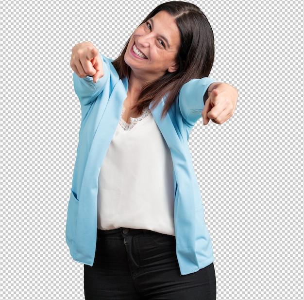 Mulher de meia idade alegre e sorridente apontando para a frente