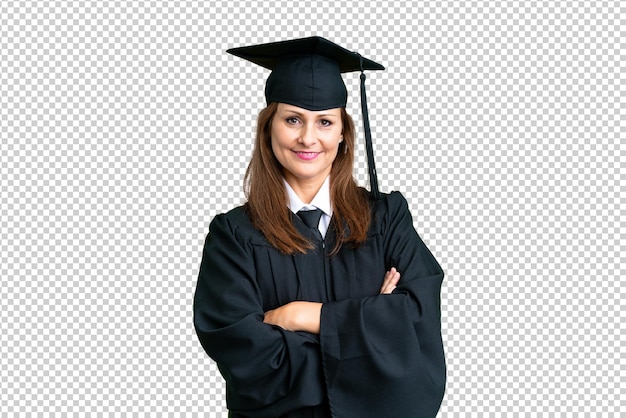 PSD mulher de meia-idade com diploma universitário sobre um fundo isolado com os braços cruzados e olhando para a frente