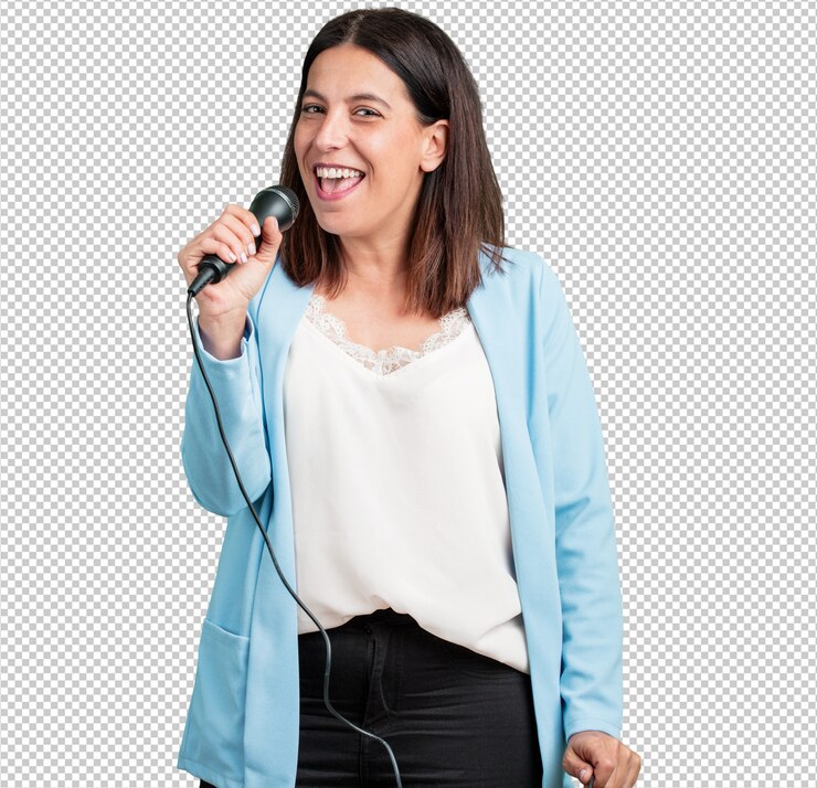 PSD mulher de meia idade feliz e motivada, cantando uma música com um microfone, apresentando um evento ou tendo uma festa, aproveite o momento