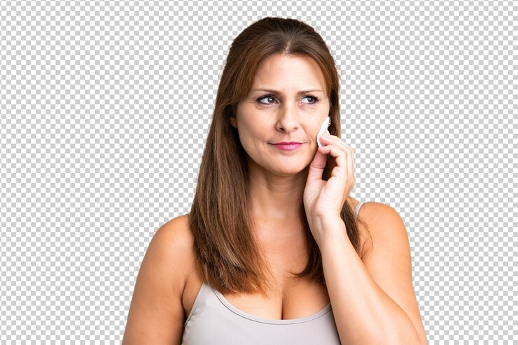 PSD mulher de meia-idade sobre fundo isolado com almofada de algodão para remover maquiagem do rosto