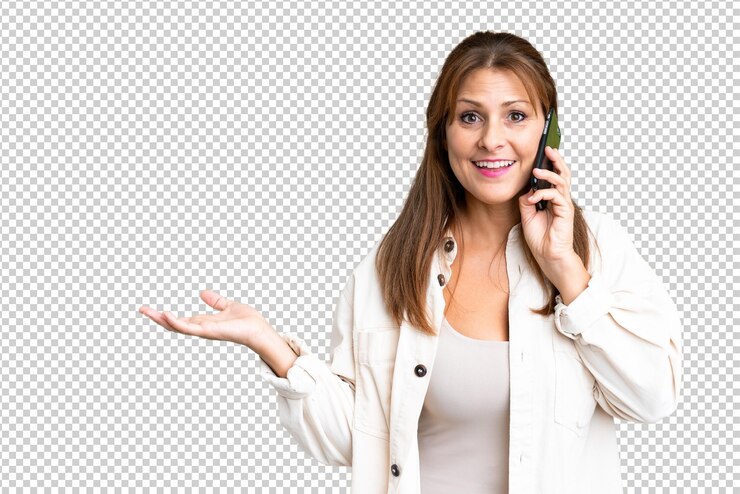 PSD mulher de meia-idade sobre fundo isolado mantendo uma conversa com o telefone móvel com alguém