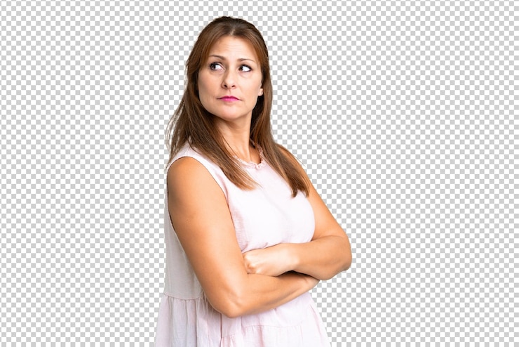 PSD mulher de meia-idade sobre um fundo isolado mantendo os braços cruzados