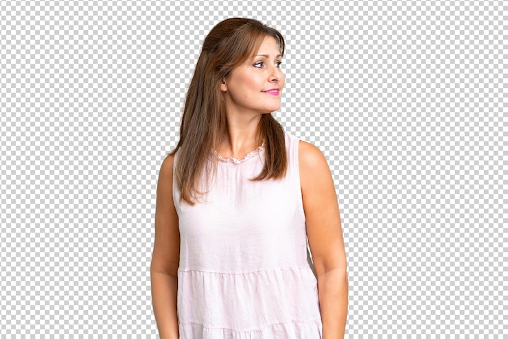 PSD mulher de meia-idade sobre um fundo isolado olhando para o lado
