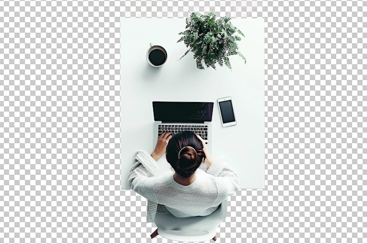 PSD mulher de negócios isolada na mesa usando laptop contra um fundo transparente