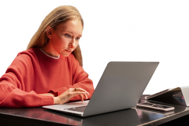 Mulher de tiro médio a estudar.