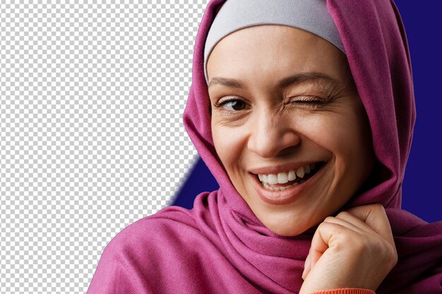 PSD mulher do oriente médio de hijab sorrindo e piscando para a câmera