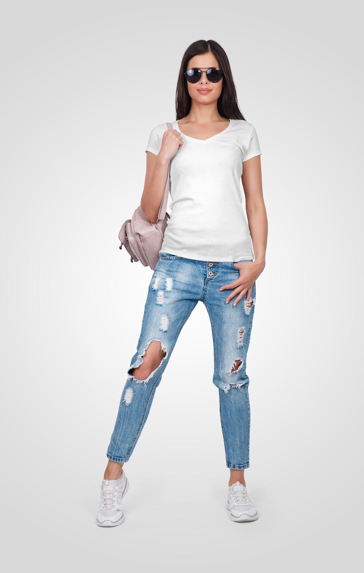 PSD mulher elegante com roupa casual, jeans, óculos de sol e uma mochila.
